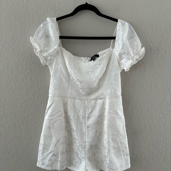 Lulus Dresses & Skirts - Lulu's White Puff Sleeve Fitted Floral Romper Size Medium